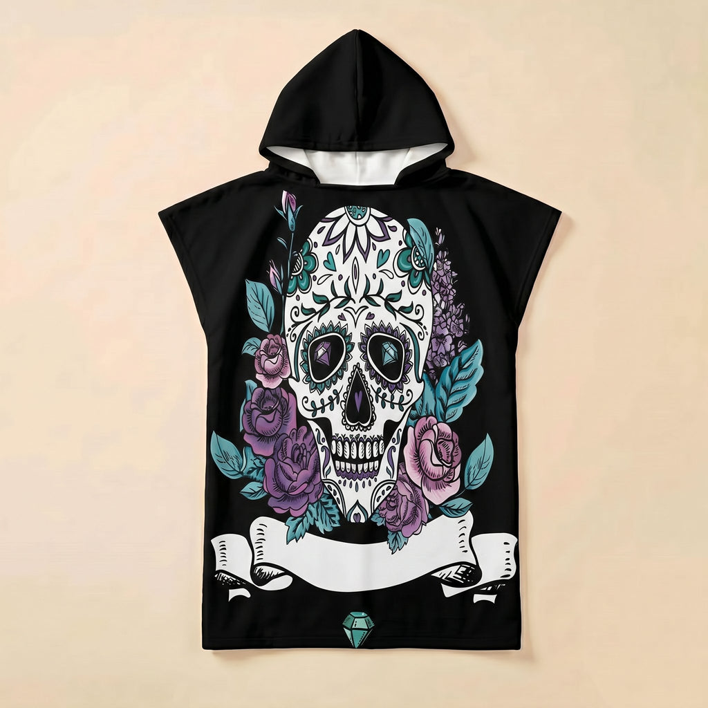 Poncho serviette a capuche motif crâne et roses violettes, présenté de face sur un fond uni clair.