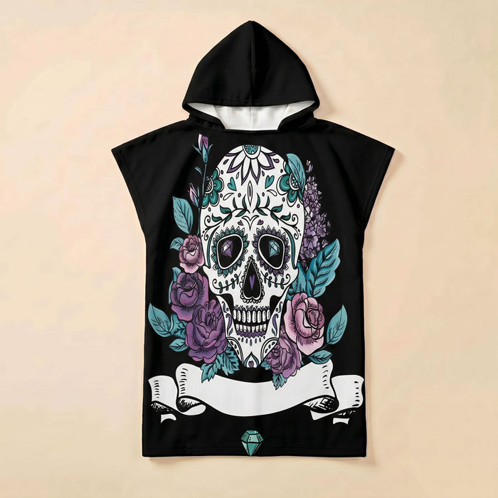 Poncho serviette a capuche motif crâne et roses violettes, présenté de face sur un fond uni clair.