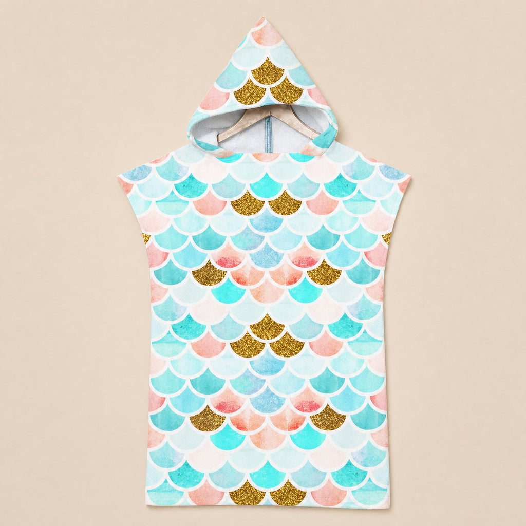 Poncho serviette a capuche motif écailles menthe et corail, présenté sur un cintre, vu de face.