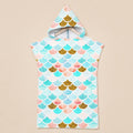 Poncho serviette a capuche motif écailles menthe et corail, présenté sur un cintre, vu de face.