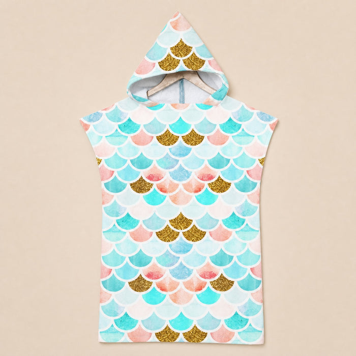 Poncho serviette a capuche motif écailles menthe et corail, présenté sur un cintre, vu de face.