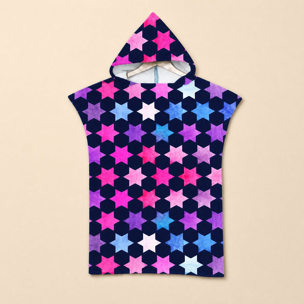 Poncho serviette à capuche enfant · Étoiles multicolores, posé à plat sur un fond uni, avec son motif d'étoiles roses