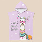 Poncho serviette a capuche motif Lama à lunettes, présenté à plat sur un fond clair et uni.