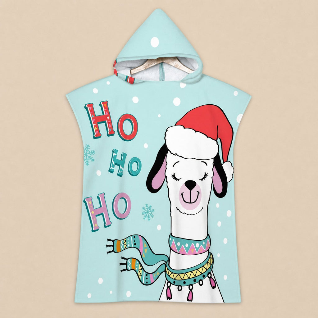 Poncho serviette à capuche motif lama bonnet de Noël, présenté à plat sur un cintre, montrant le design complet.