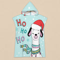 Poncho serviette à capuche motif lama bonnet de Noël, présenté à plat sur un cintre, montrant le design complet.