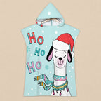 Poncho serviette à capuche motif lama bonnet de Noël, présenté à plat sur un cintre, montrant le design complet.