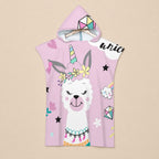 Poncho serviette a capuche motif lama licorne, presente a plat pour montrer son design complet.