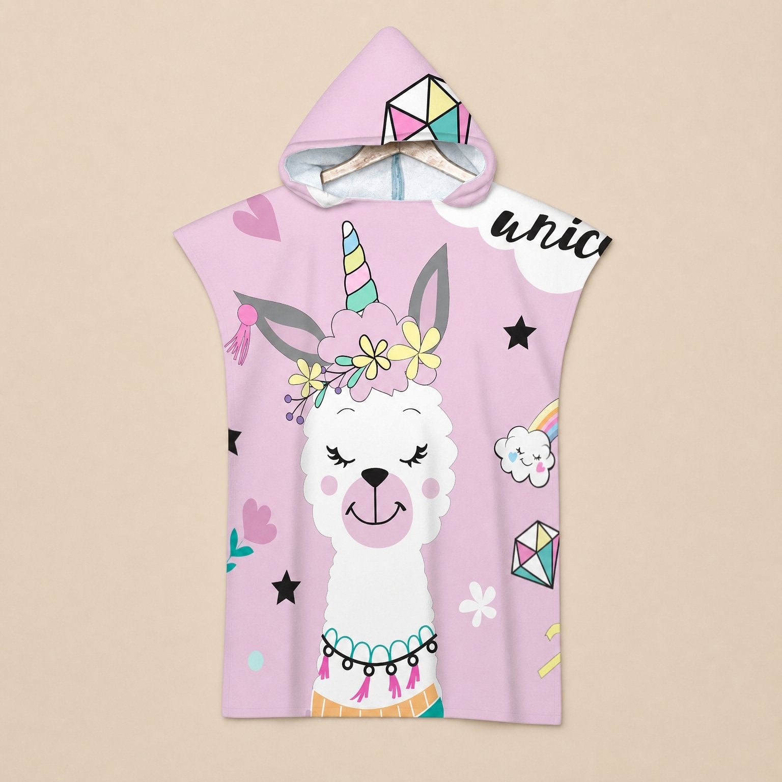 Poncho serviette a capuche motif lama licorne, presente a plat pour montrer son design complet.