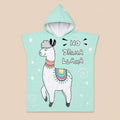 Poncho serviette à capuche motif lama menthe, présenté à plat sur un fond uni clair.