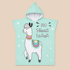 Poncho serviette à capuche motif lama menthe, présenté à plat sur un fond uni clair.