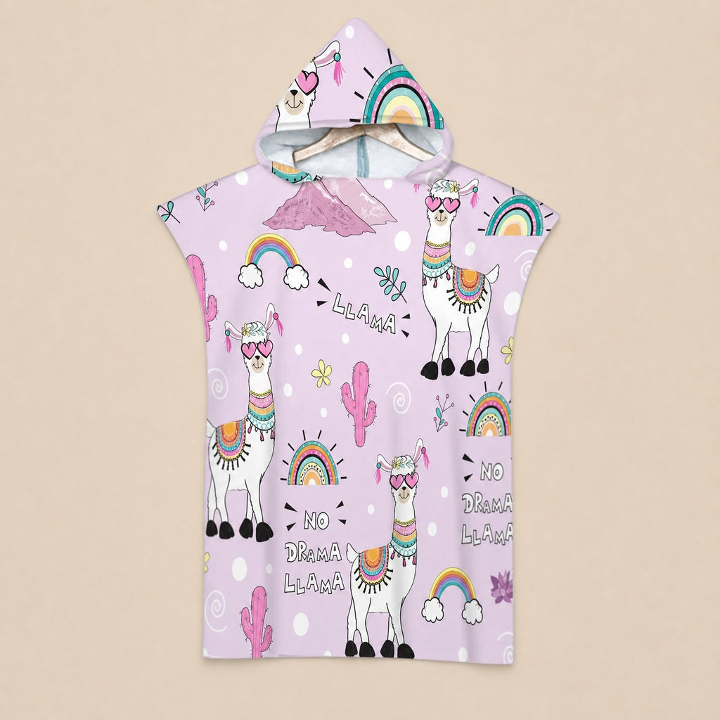 Poncho serviette a capuche motif lamas et arcs-en-ciel, présenté déplié à plat sur un fond clair.