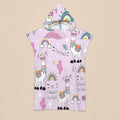 Poncho serviette a capuche motif lamas et arcs-en-ciel, présenté déplié à plat sur un fond clair.
