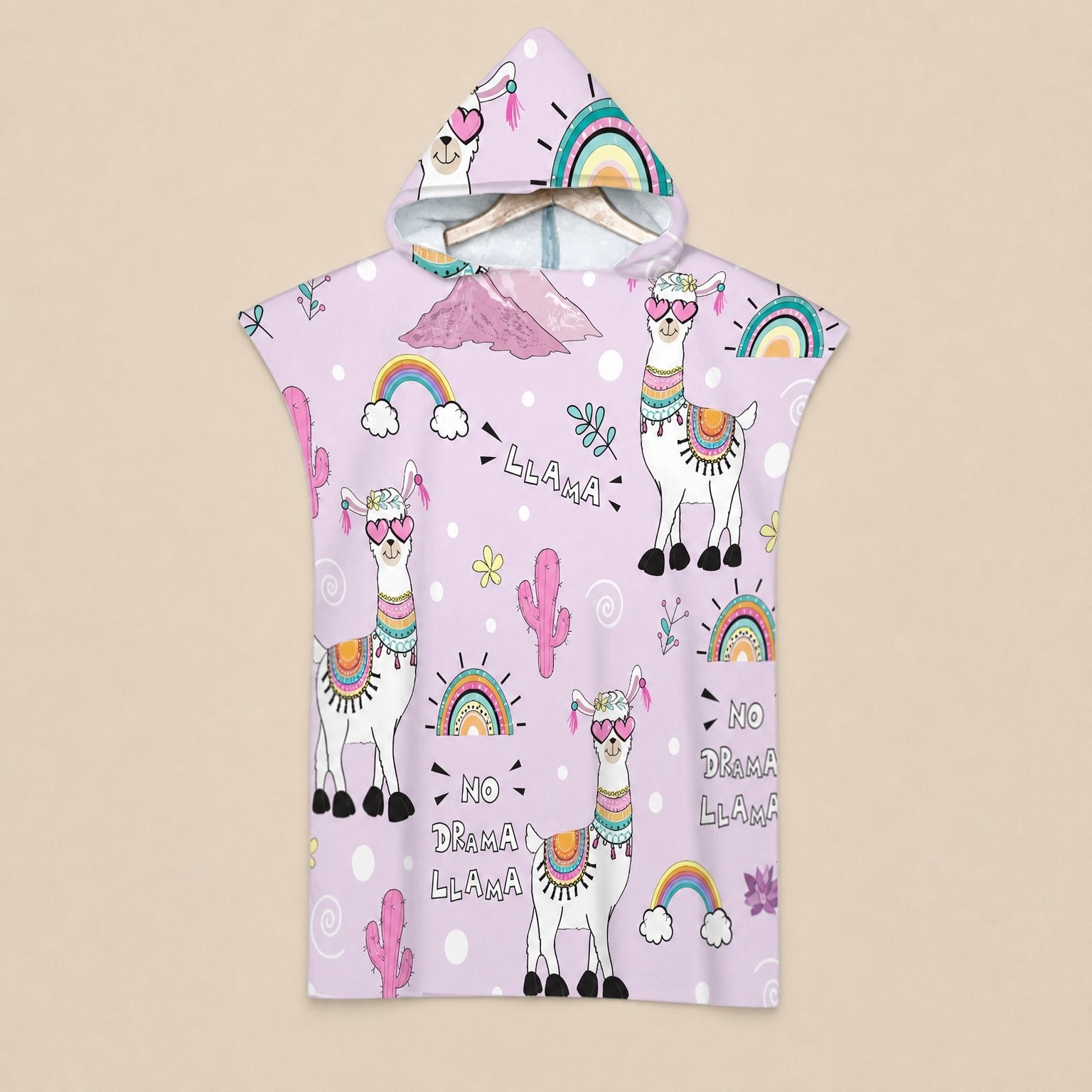 Poncho serviette a capuche motif lamas et arcs-en-ciel, présenté déplié à plat sur un fond clair.