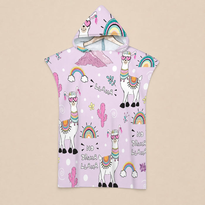 Poncho serviette a capuche motif lamas et arcs-en-ciel, présenté déplié à plat sur un fond clair.