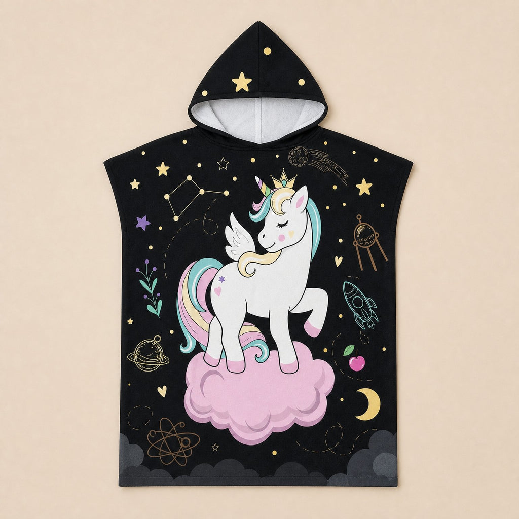 Poncho serviette a capuche motif licorne étoilée, présenté à plat sur un fond uni clair.