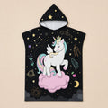 Poncho serviette a capuche motif licorne étoilée, présenté à plat sur un fond uni clair.