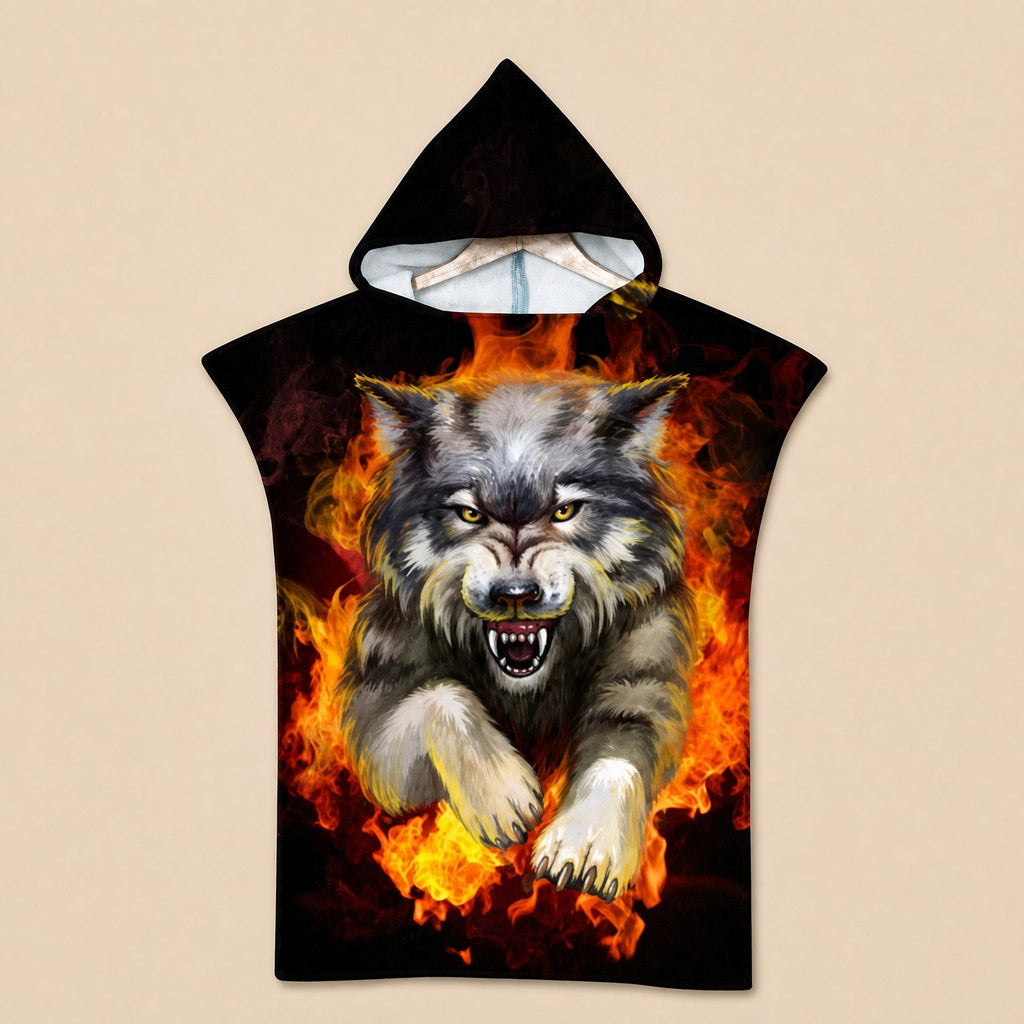 Poncho serviette a capuche motif Loup de feu, presente a plat sur un fond uni beige.