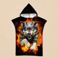 Poncho serviette a capuche motif Loup de feu, presente a plat sur un fond uni beige.