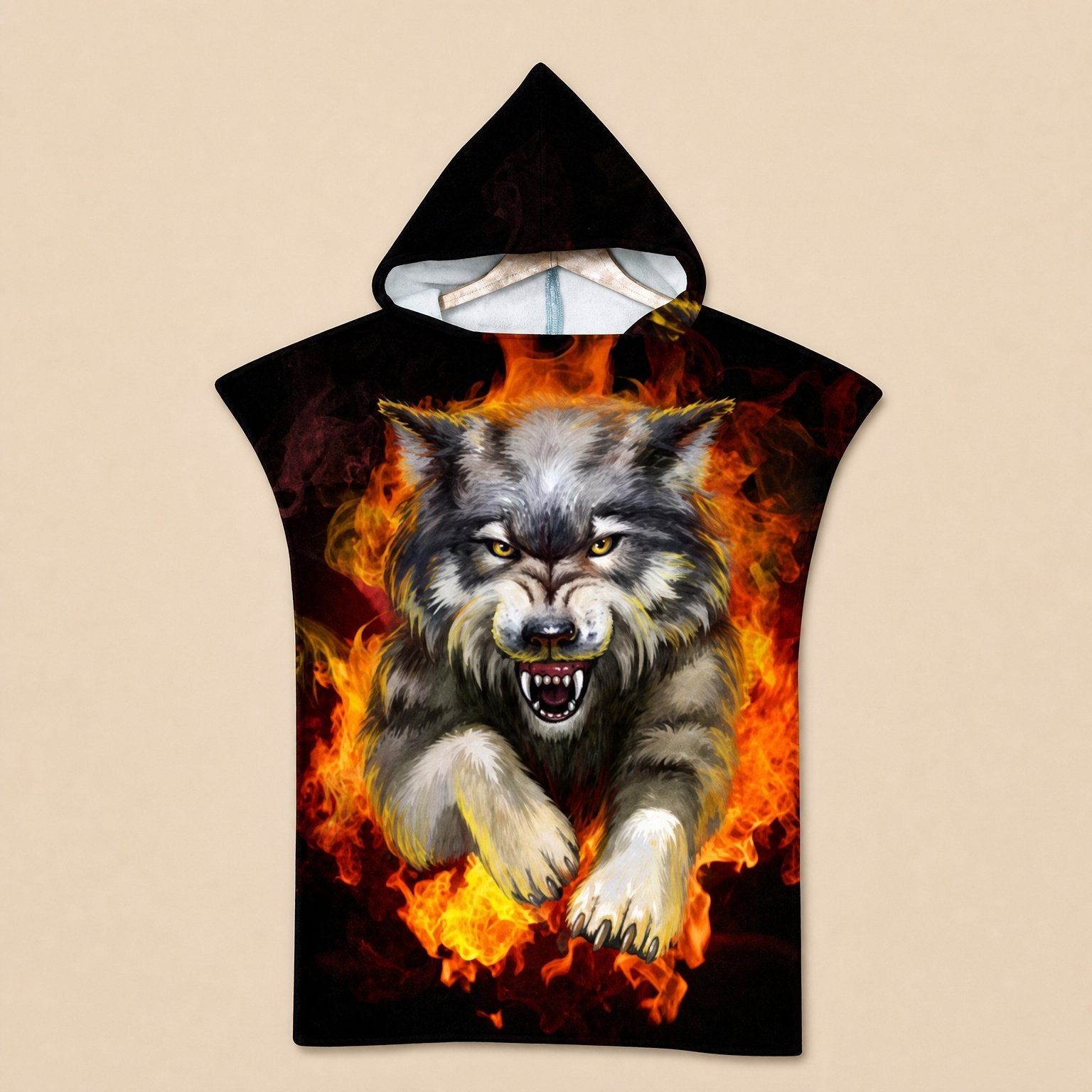 Poncho serviette a capuche motif Loup de feu, presente a plat sur un fond uni beige.