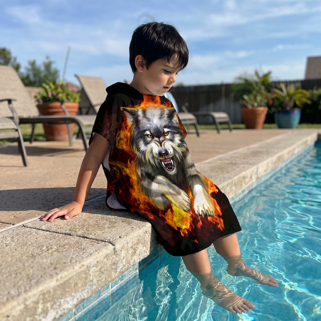 Poncho serviette a capuche motif Loup de feu, porte par un enfant au bord d'une piscine.