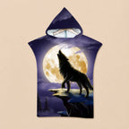 Poncho serviette a capuche motif loup lune violette, presente a plat sur un fond uni.
