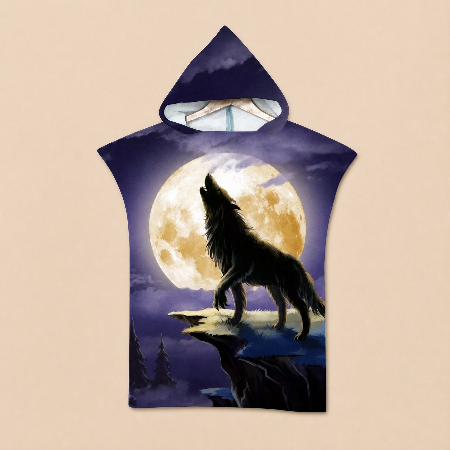 Poncho serviette a capuche motif loup lune violette, presente a plat sur un fond uni.