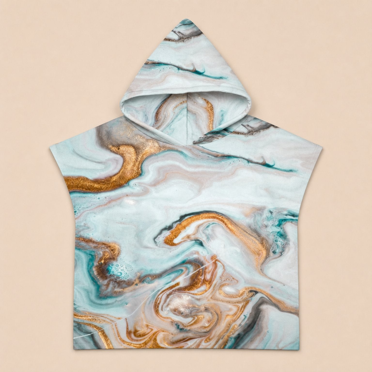 Poncho serviette a capuche motif marbre cuivré, présenté à plat sur un fond uni beige clair.