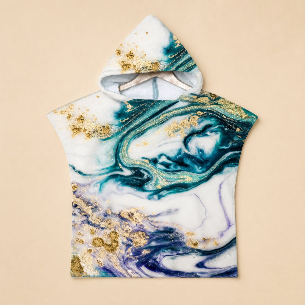 Poncho serviette a capuche motif marbre nuit dorée, presente a plat sur un fond clair.