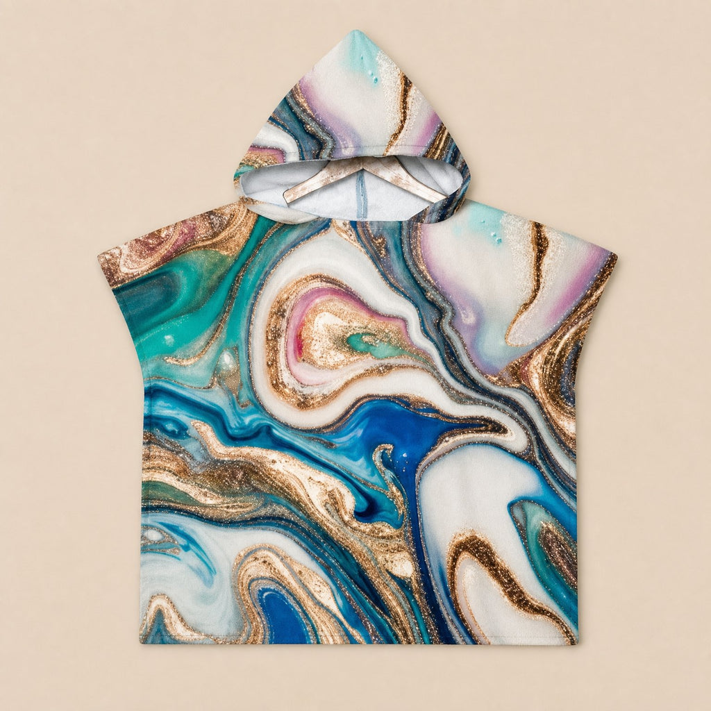 Poncho serviette a capuche motif marbre tourbillon cuivré, posé à plat sur un fond uni beige.
