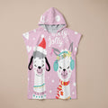 Poncho serviette à capuche motif lamas de Noël, présenté à plat sur un fond uni rose clair.