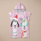 Poncho serviette à capuche motif lamas de Noël, présenté à plat sur un fond uni rose clair.