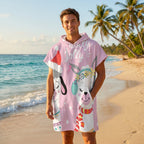 Poncho serviette à capuche motif lamas de Noël, porté par un homme souriant debout sur une plage ensoleillée.