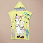 Poncho serviette à capuche motif lamas et cactus, posé à plat, présentant l'intégralité de son design coloré.