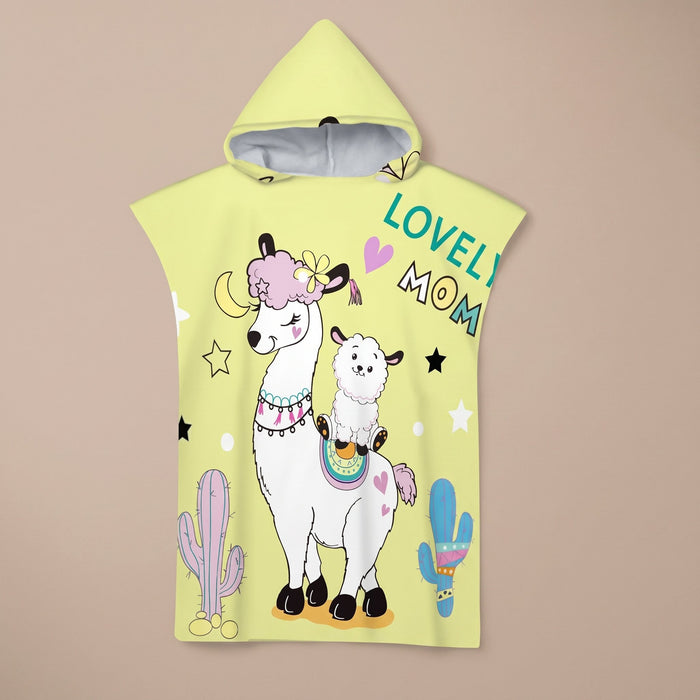 Poncho serviette à capuche motif lamas et cactus, posé à plat, présentant l'intégralité de son design coloré.