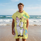 Poncho serviette à capuche motif lamas et cactus, porté par un homme souriant sur une plage, regardant l'objectif.