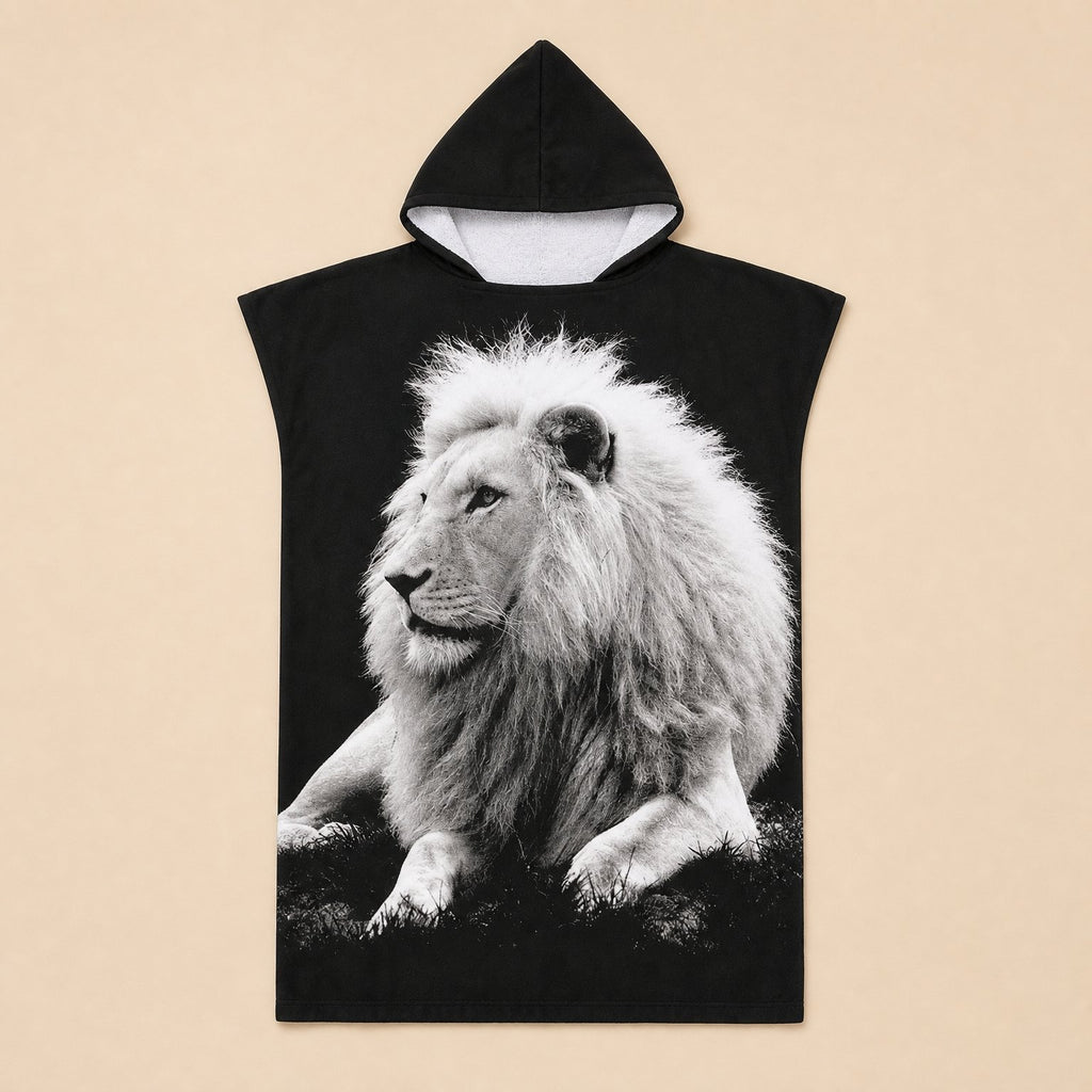 Poncho serviette à capuche motif lion noir et blanc, présenté à plat sur fond uni.