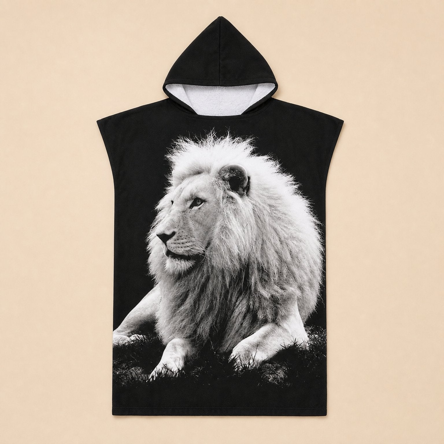 Poncho serviette à capuche motif lion noir et blanc, présenté à plat sur fond uni.