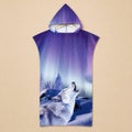 Poncho serviette a capuche motif loup aurore boreale, presente a plat sur un fond uni.