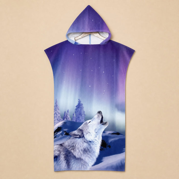 Poncho serviette a capuche motif loup aurore boreale, presente a plat sur un fond uni.