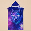 Poncho serviette a capuche motif Loup cosmos violet, presente seul de face sur un fond beige uni.