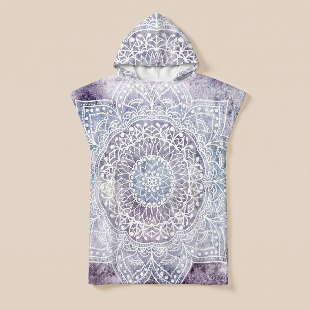 Poncho serviette à capuche motif mandala dentelle violet, présenté de face sur un fond uni clair.