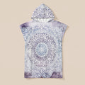 Poncho serviette à capuche motif mandala dentelle violet, présenté de face sur un fond uni clair.
