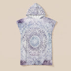 Poncho serviette à capuche motif mandala dentelle violet, présenté de face sur un fond uni clair.