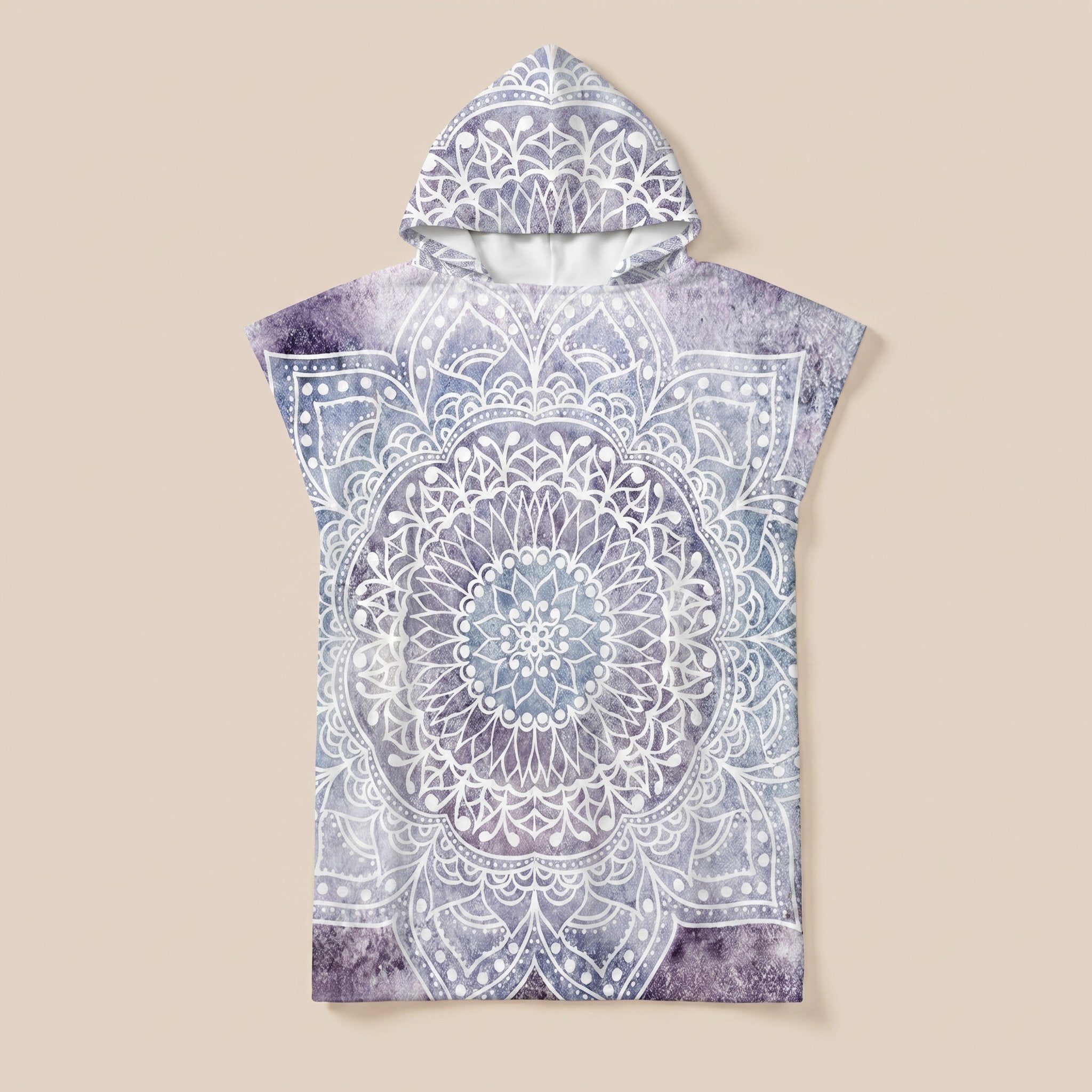 Poncho serviette à capuche motif mandala dentelle violet, présenté de face sur un fond uni clair.