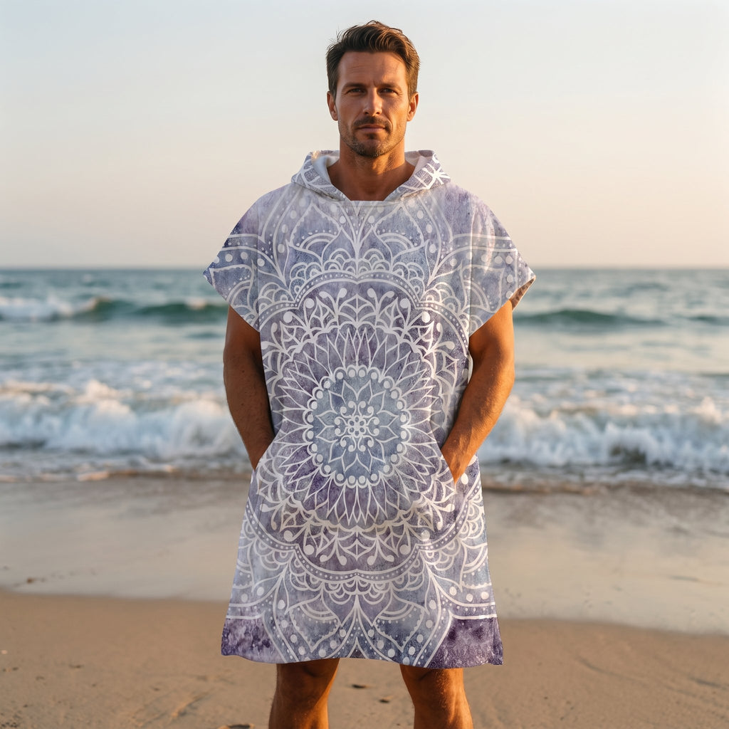 Poncho serviette à capuche motif mandala dentelle violet porté par un homme, les mains dans les poches.