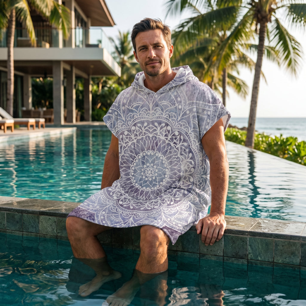 Poncho serviette à capuche motif mandala dentelle violet porté par un homme assis au bord d'une piscine.