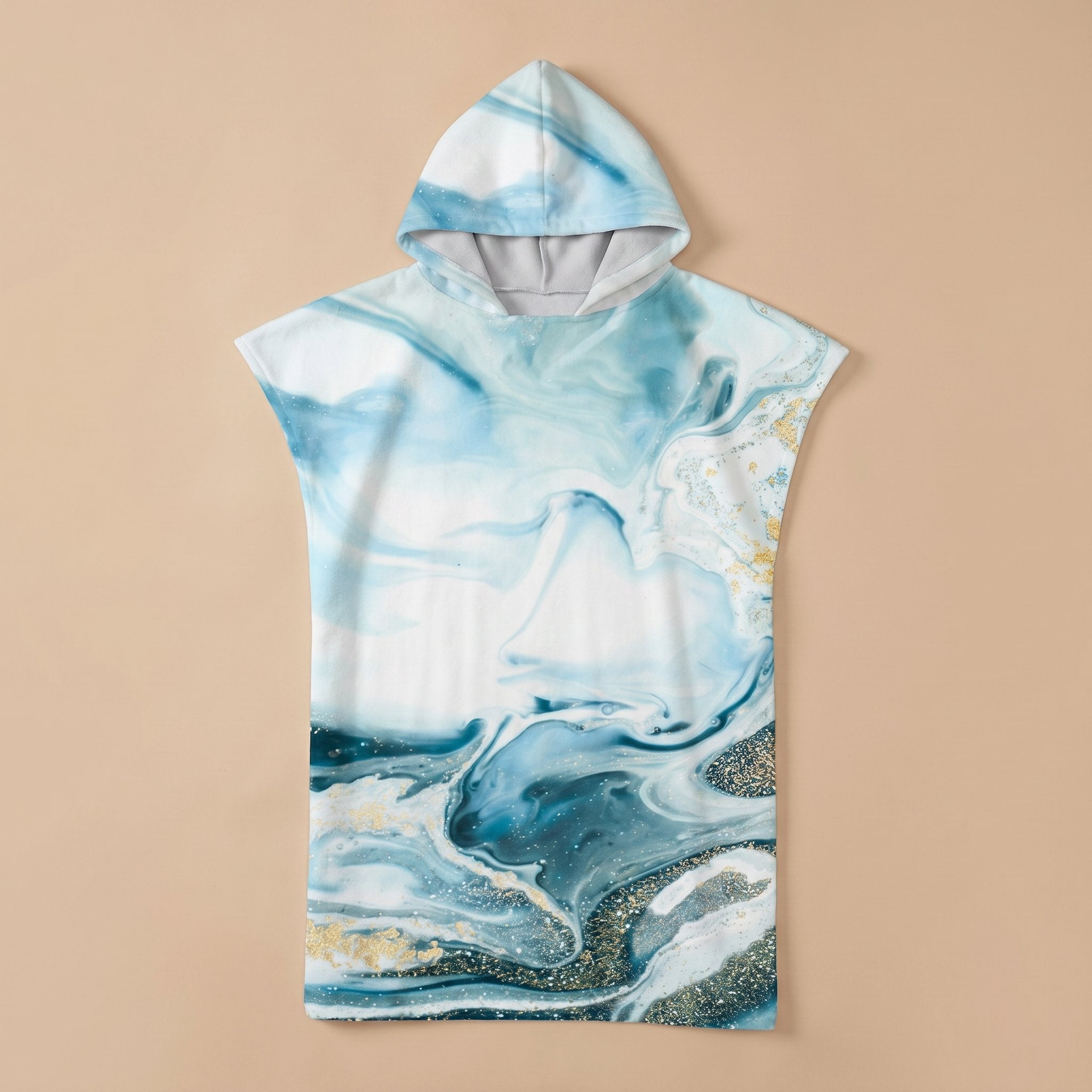 Poncho serviette a capuche motif marbre bleu givré, présenté à plat sur un fond uni beige clair.