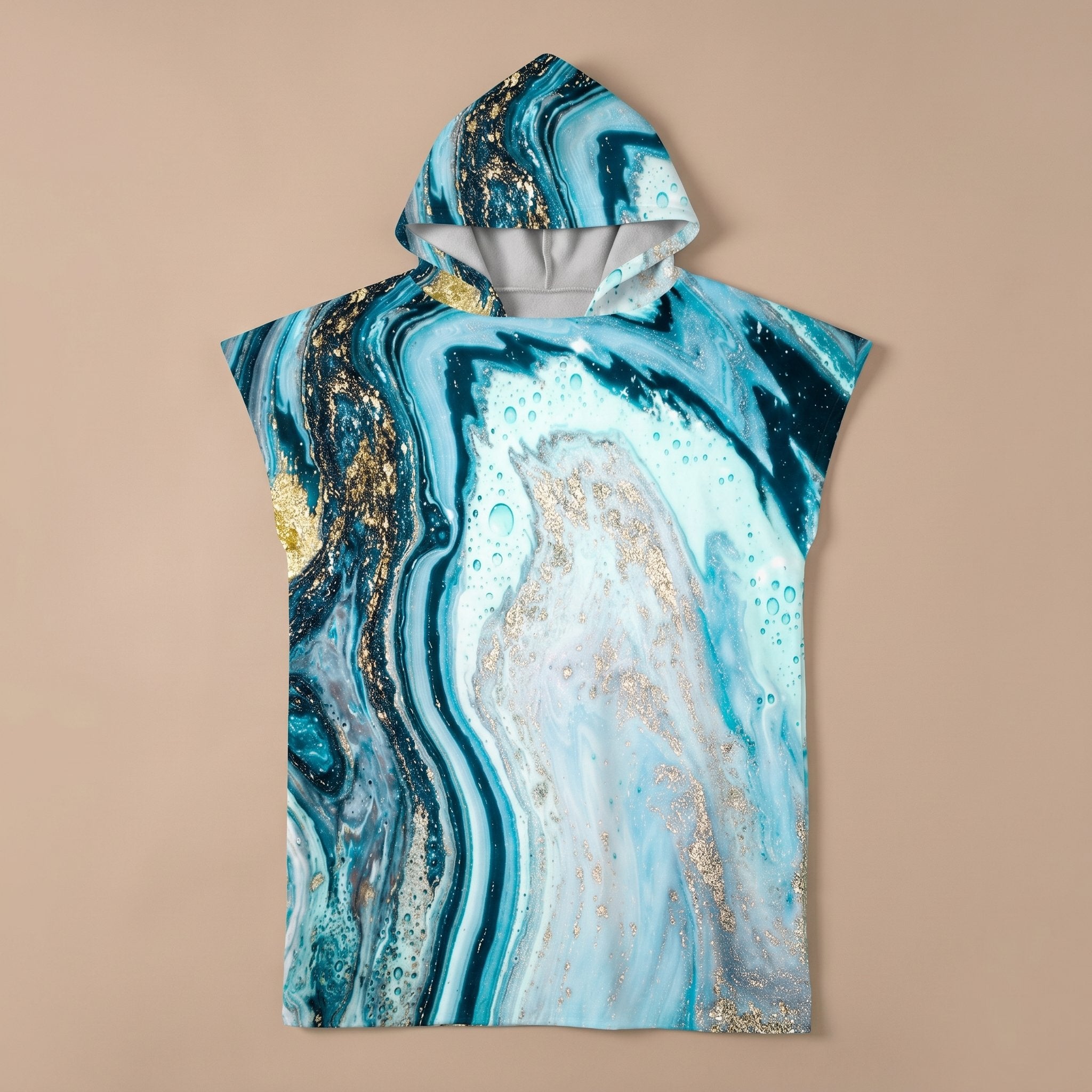 Poncho serviette à capuche motif marbre turquoise doré, posé à plat et vu de face.