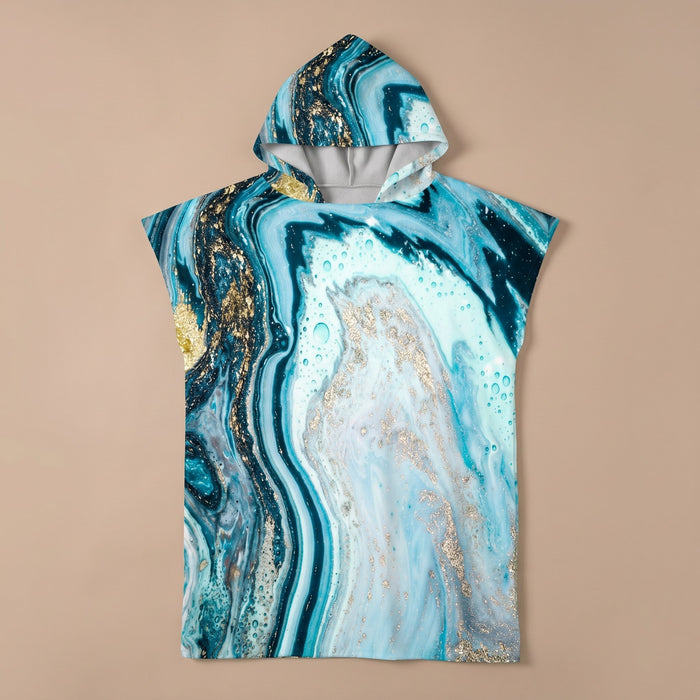 Poncho serviette à capuche motif marbre turquoise doré, posé à plat et vu de face.