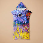 Poncho serviette à capuche motif oiseau peint, présenté déplié en gros plan sur fond uni.
